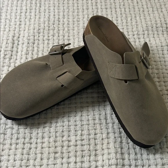 Universal Thread Tan Mules - Picture 6 of 7